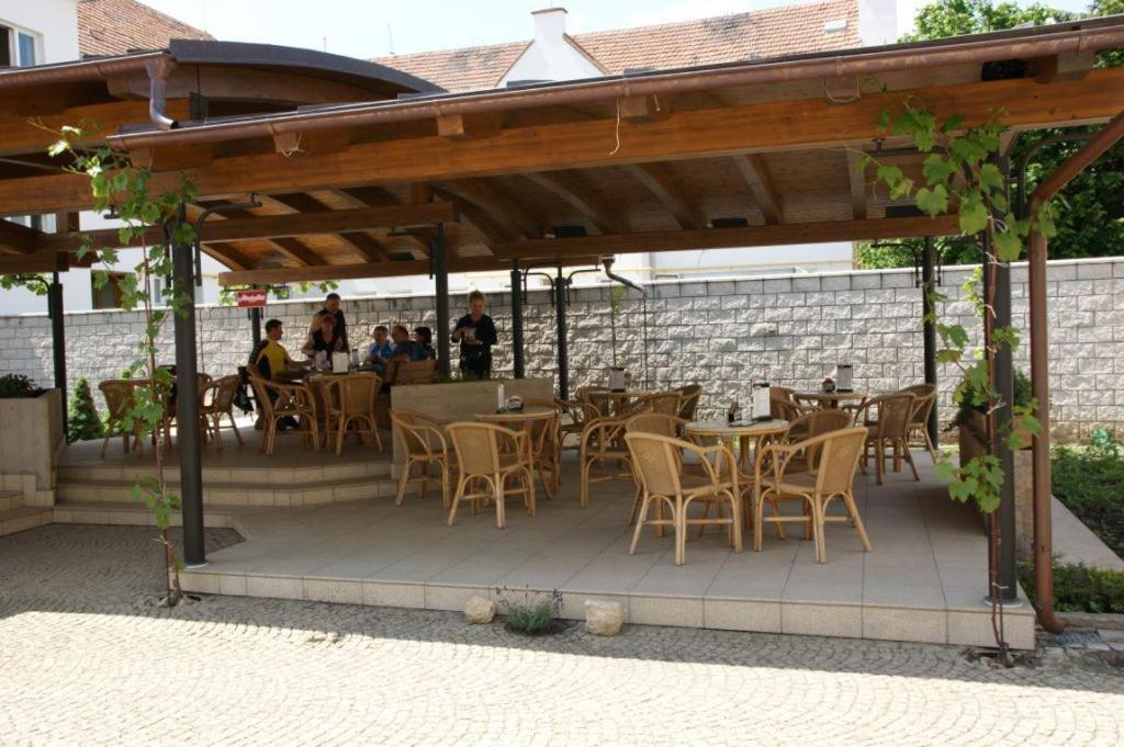 Hotel Mario Lednice Exterior foto